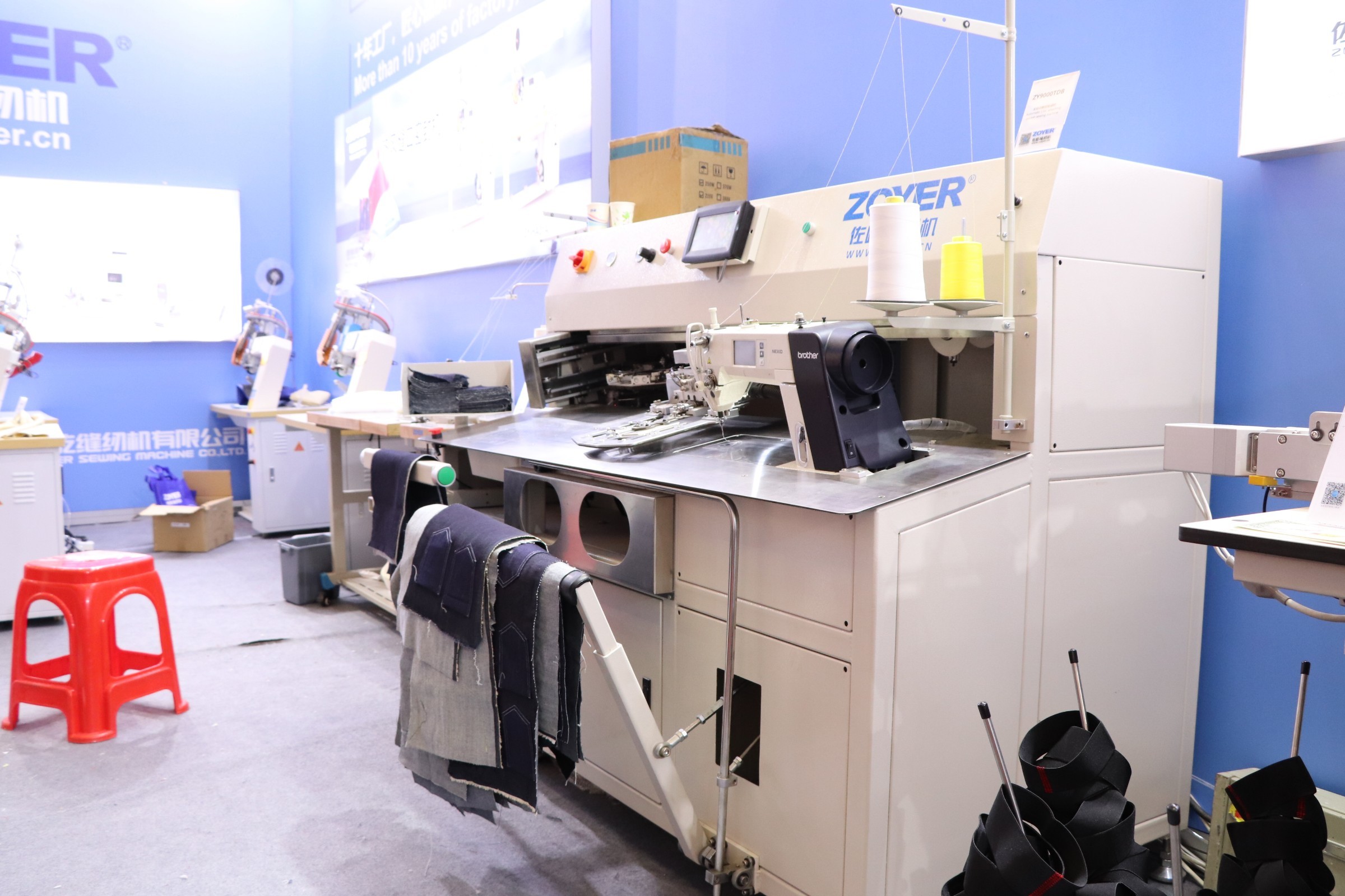 ZY9000TDB Máquina de coser de bolsillo de fijación CNC automática